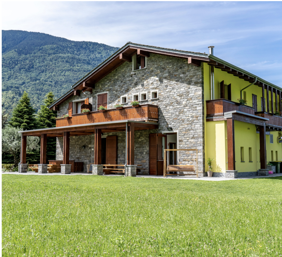 Agriturismo Il Bisteca a Talamona con tavoli in legno all'aperto